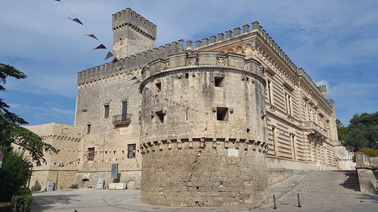 Castello deglI Acquaviva d’Aragona Castello deglI Acquaviva d’Aragona